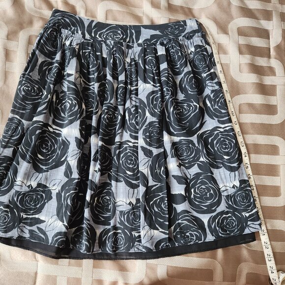 BANANA REPUBLIC WOMENS SKIRT SZ 4 BLACK AND GREY   ROSES SILK AND COTTON - Picture 7 of 7